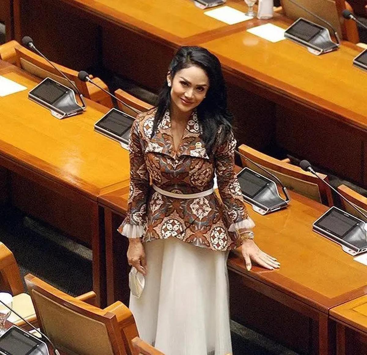 7 Model Baju Batik Kombinasi Kain Polos untuk Wanita Terbaru, Yuk Padupadankan Agar Tampil Cantik