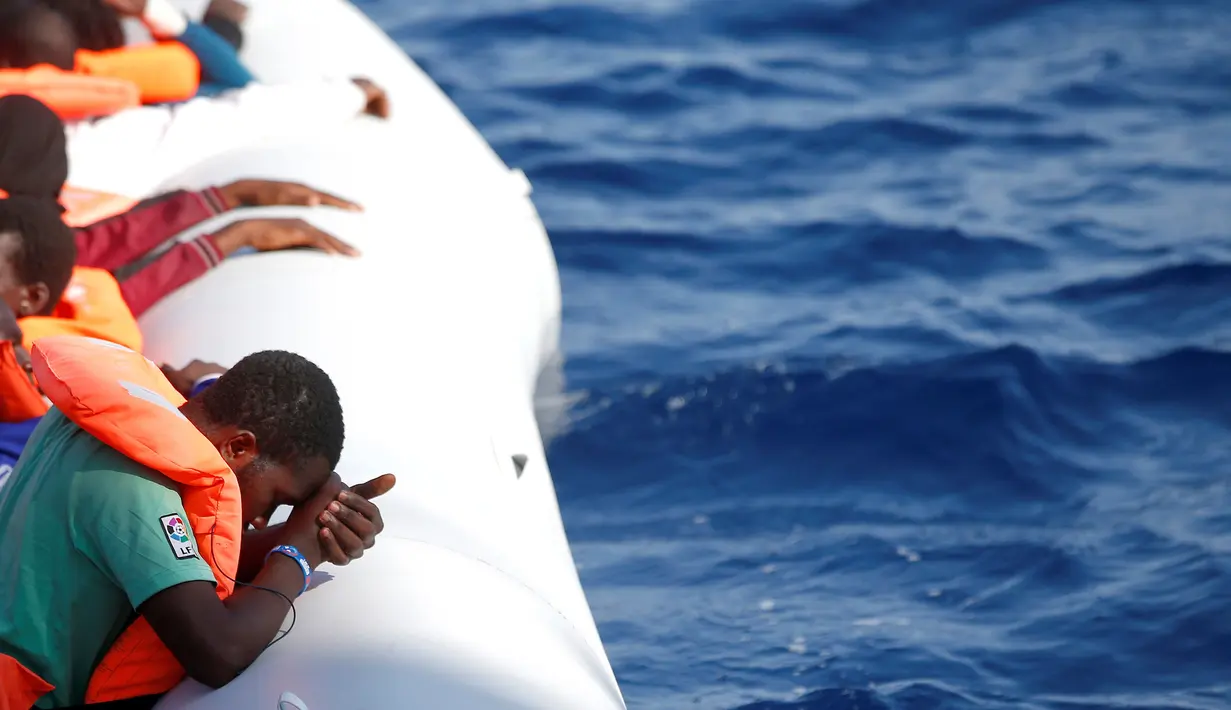 Seorang imigran termenung setelah diselamatkan di laut Mediterrania, (20/10). Penjaga pantai Italia mengatakan ribuan imigran berhasil diselamatkan di lepas pantai Libya. (Yara Nardi/Italian Red Cross press office/Handout via REUTERS)
