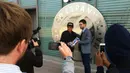 Evan Dimas Darmono disambut perwakilan RCD Espanyol saat tiba di Estadio Cornella-El Prat (markas RCD Espanyol). (Bola.com/La Liga)