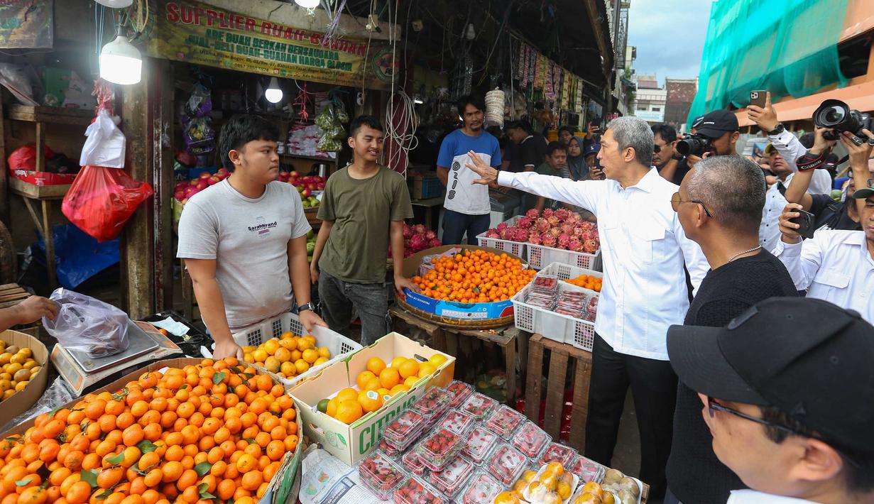 Wali Kota Bogor, Dedie A. Rachim (kemeja putih) berdialog saat meninjau penertiban Pedagang Kaki Lima (PKL) di Eks Pasar Bogor, Jawa Barat, Rabu (25/3/2026). (merdeka.com/Arie Basuki)
