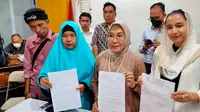 Soimah dan suami, orangtua AM, santri Pondok Modern Darussalam Gontor Ponorogo Jatim, saat didampingi tim kuasa hukum Titis Rachmawati, ketika menggelar pers rilis kematian AM yang diduga terjadi karena tindak kekerasan di lingkungan Ponpes Gontor 1 Ponorogo (Liputan6.com / Nefri Inge)