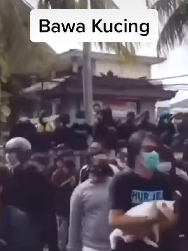 Mahasiswa Bawa Hewan Saat Demo Omnibus Law, Warganet : Itu Mau Demo Apa Ternak