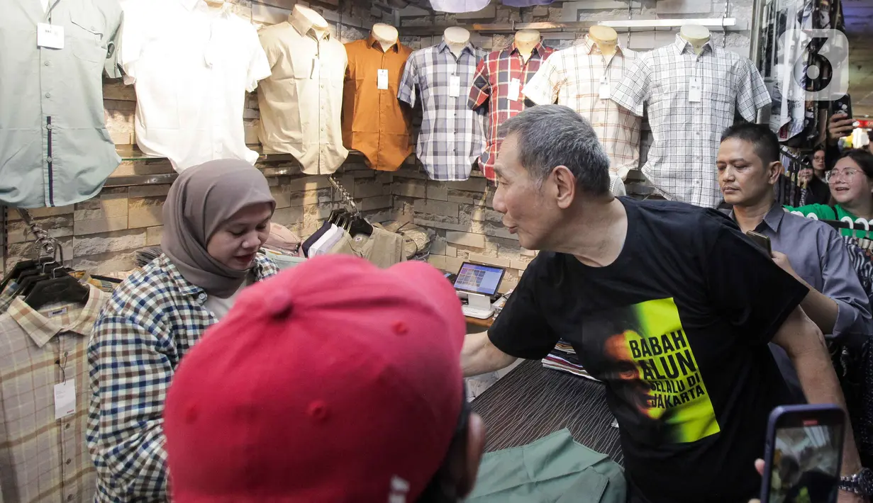 Bakal calon gubernur DKI Jakarta dari Partai Golkar  Jusuf Hamka alias Babah Alun blusukan ke Pasar Tanah Abang Blok A, Jakarta, Kamis (1/8/2024). (Liputan6.com/Herman Zakharia)