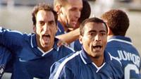 Romario, nomor punggung sebelas saat memperkuat Timnas Brasil bersama Edmundo (nomor punggung tujuh). (VINCE BUCCI / AFP)