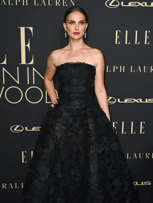 Aktris AS Natalie Portman  saat tiba menghadiri penghargaan ELLE Women ke-26 di Hollywood di Beverly Hills, California (14/10/2019). Natalie Portman  tampil memesona dengan gaun hitam bermotif kembang transparan. (AFP Photo/Valerie Macon)