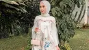 Kombinasi tunik bertabur payet dengan kulot beludru bikin lookmu terlihat elegan. Sebagai pemanis, tambahkan clutch yang simpel (Instagram/syaninditananda).