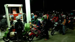 Antrean di salah satu pom bensin kawasan Karawang ini bisa mencapai 1 hingga 2 kilometer, Jumat (25/7/14). (Liputan6.com/Miftahul Hayat)