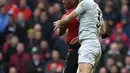 Penyerang Manchester United, Anthony Martial berebut bola udara dengan bek West Ham United, Pablo Zabaleta selama pertandingan lanjutan Liga Inggris di Old Trafford (13/4). MU menang tipis atas West Ham 2-1. (AFP Photo/Paul Ellis)