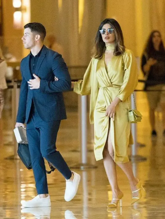 Sementara itu, Priyanka Chopra pun terlihat cantik dengan gaun gold da warna kacamata serta heels yang senada. (Bollywood Hungama)