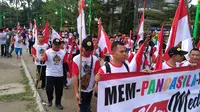 Ribuan warga dari berbagai wilayah di Kota Medan, Sumut, antusias mengikuti Kirab Kebangsaan dan Jalan Sehat Taruna Merah Putih (TMP) di kawasan Lapangan Merdeka. (Liputan6.com/Reza Efendi)