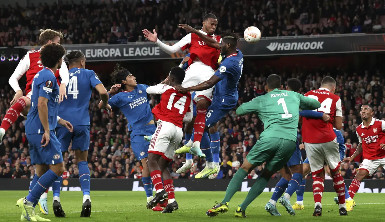 Bek Arsenal, Gabriel menyundul bola dari kawalan pemain PSV Eindhoven, Ibrahim Sangare selama pertandingan lanjutan Liga Europa di stadion Emirates di London, Kamis, 20 Oktober 2022. Dengan kemenangan malam ini, Arsenal lolos fase grup A yang memimpin klasemen Grup A dengan 12 poin, unggul lima poin dari PSV di posisi kedua grup A. (AP Photo/Ian Walton)