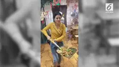 Sebuah restoran di China menyajikan makanan menggunakan sekop.