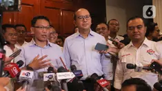 Ketua Tim Kampanye Nasional Koalisi Indonesia Maju, Roslan Roeslani (tengah) bersama dengan Presiden Konfederasi Serikat Pekerja Nusantara (KSPN) Ristadi (kiri) memberi keterangan usai pertemuan dengan Calon Presiden Prabowo Subianto di Jakarta, Rabu (29/11/2023). (Liputan6.com/Angga Yuniar)