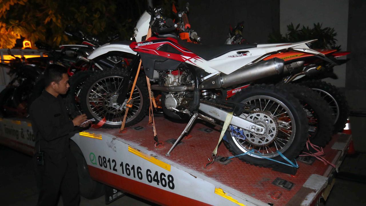FOTO: KPK Sita Puluhan Kendaraan Usai OTT Imigrasi Jakarta Barat