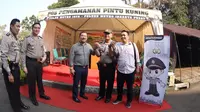 Manajer Persib, Umuh Muchtar (tengah) dan Ketua Umum Jakmania, Richard Ahmad (kanan) berkunjung ke pos pengamanan final Piala Presiden 2015 di di Stadion Utama Gelora Bung Karno, Senayan, Jakarta, Sabtu (17/10/2015) pagi WIB. (Bola.com/Nicklas Hanoatubun)