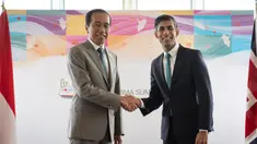 Presiden Indonesia Joko Widodo atau Jokowi (kiri) berjabat tangan dengan Perdana Menteri Inggris Rishi Sunak saat pertemuan bilateral mereka selama KTT G7 di Hiroshima, Jepang, Sabtu (20/5/2023). (Stefan Rousseau/Pool Photo via AP)