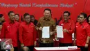 Basuki Tjahaja Purnama (tengah) dan Djarot Saiful Hidayat (kedua kanan) menunjukkan kontrak politik dengan PDIP, Jakarta, Selasa (20/9).  PDIP resmi mengusung Ahok dan Djarot pada Pilgub DKI 2017. (Liputan6.com/Herman Zakharia)