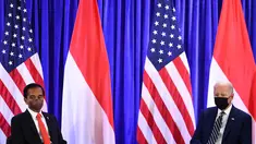 Presiden AS Joe Biden (kanan) berbicara dengan Presiden Indonesia Joko Widodo atau Jokowi dalam pertemuan bilateral pada KTT Iklim PBB COP26 di Glasgow, Skotlandia, Senin (1/11/2021). Jokowi dan Joe Biden membahas sejumlah penguatan kerja sama Indonesia-Amerika Serikat. (Brendan Smialowski / AFP)