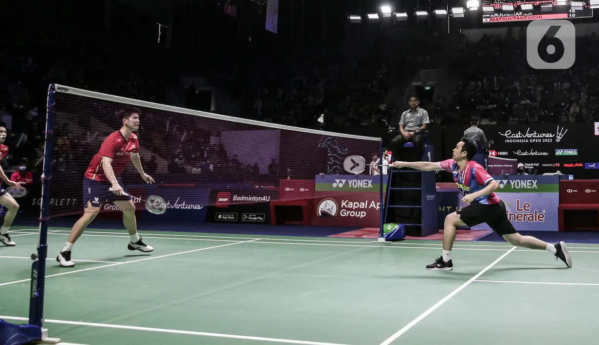 Ganda putra Indonesia, Mohammad Ahsan/Hendra Setiawan mengembalikan kok Liu Yu Chen/Ou Xuan Yi dari China saat tampil dalam Indonesia Open 2022 di Istora Senayan, Jakarta, Rabu (15/6/2022). Mohammad Ahsan/Hendra Setiawan kalah dengan dengan skor 17-21, 22-24. (Liputan6.com/Faizal Fanani)