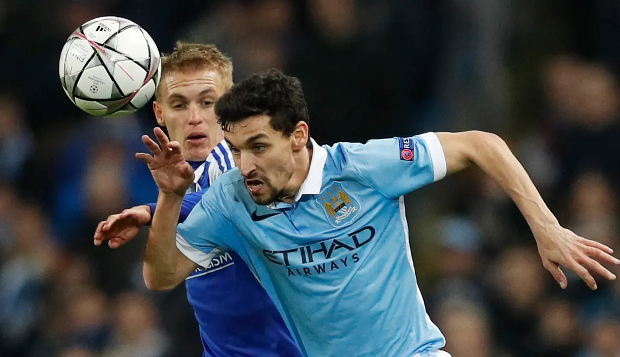 Gelandang City, Jesus Navas (kanan) berusaha membawa bola dari kawalan Vitaliy Buyalsky pada leg kedua 16 besar Liga Champions di Stadion Etihad, Inggris, Rabu (16/3). City berhasil masuk perempat final Liga Champion. (Reuters/Phil Noble)