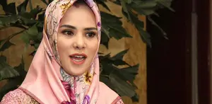 Angel Lelga ikut memberikan masukan saat Astrilika Lintong, istri Reza Pahlevi menjadi M