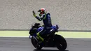 Pembalap Italia Movistar Yamaha, Valentino Rossi menyapa penonton setelah memenangkan balapan di posisi ketiga Moto Grand Prix di Sirkuit Mugello, Italia, Minggu (03/6). (AFP FOTO / Filippo Monteforte)