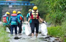 Aksi Angkat 670 Kg Sampah dari Sungai Ciliwung di Peringatan Hari Bumi 2026