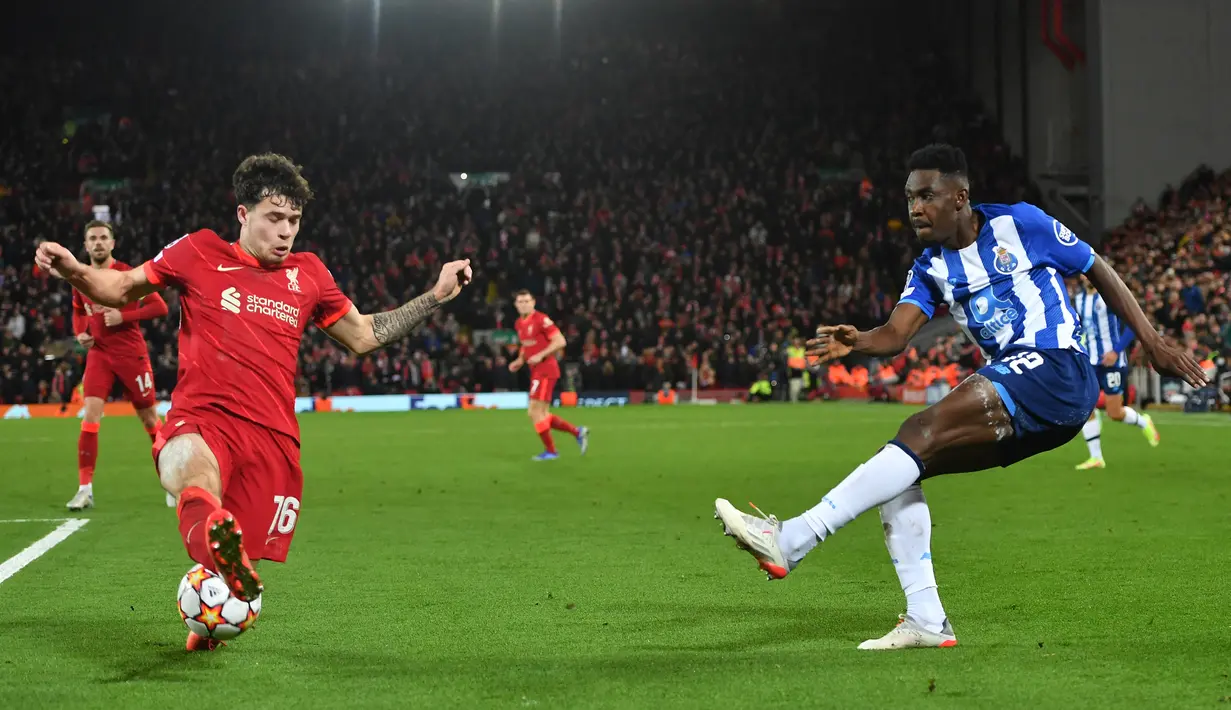 Bek Liverpool, Neco Williams bersaing dengan bek FC Porto, Zaidu Sanusi pada pertandingan kelima Grup B Liga Champions di Anfield, Kamis (25/11/2021) dini hari WIB. Kemenangan Liverpool 2-0 atas sang tamu FC Porto dipersembahkan oleh gol Thiago Alcantara dan Mohamed Salah. (Anthony Devlin/AFP)