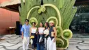 Sheila Dara, Dion Wiyoko, Happy Salma, Ayla Dimitri, dan Fita Anggriani hadir dengan tampilan kasual dan chic serba putih biru saat menghadiri acara pembukaan Birkenstock Umah Ubud. / Foto dok: Fimela.com.