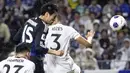 <p>Pemain Jepang, Daichi Kamada (kiri) mencetak gol pertama timnya ke gawang Timnas Indonesia dalam laga Grup C Putaran Ketiga Kualifikasi Piala Dunia 2026 di Suita Stadium, Jepang, Selasa (10/06/2025). (AP Photo/Kyodo News/Shohei Miyano)</p>