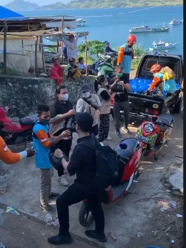 6 Potret Rachel Vennya Berikan Bantuan Korban Banjir NTT, Tuai Pujian