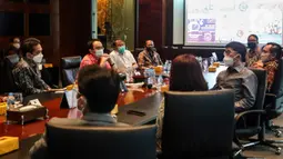 Suasana saat jajaran tinggi Kementrian Perdagangan menyambangi PT Elang Mahkota Teknologi Tbk (Emtek) dan Indosiar Grup di SCTV Tower Jakarta, Rabu (12/8/2020). Pertemuan dipimpin langsung Menteri Perdagangan Agus Suparmanto dan Wakil Menteri Perdagangan Jerry Sambuaga. (Liputan6.com/Johan Tallo)