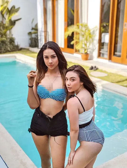 Anya Geraldine berpose dengan rekannya saat berada di sebuah kolam renang di Bali. Anya tampil berani menampakkan lekuk tubuhnya dengan mengenakan bra dan juga celana pendek ketat. (Liputan6.com/IG/@anyageraldine)