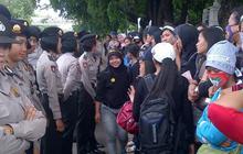 Polwan cantik dan buruh wanita berhadapan di depan Istana