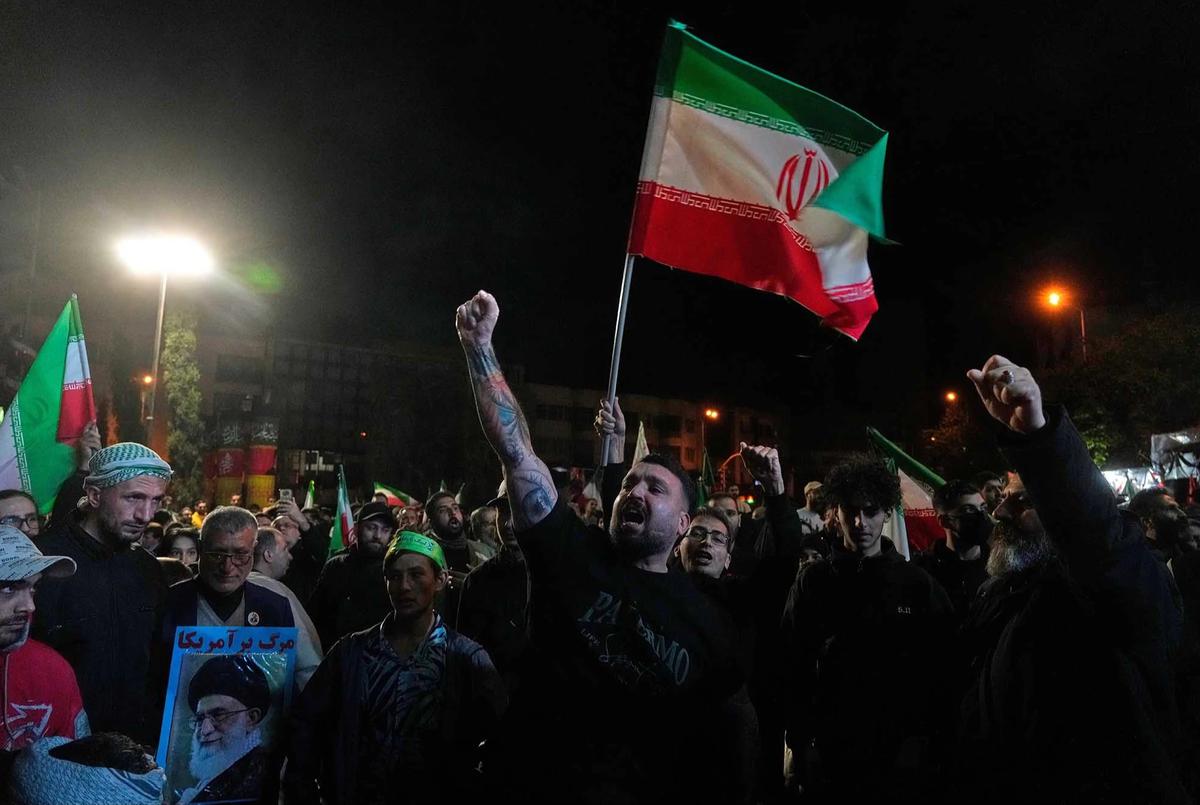 FOTO: Gencatan Senjata Iran dan Amerika Picu Aksi Demonstrans  di Teheran
