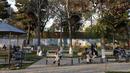Pria Afghanistan menghabiskan waktu mereka di sebuah taman, di Kabul,  Kamis (10/11/2022). Larangan perempuan menggunakan pusat kebugaran dan taman, termasuk taman hiburan, mulai berlaku pekan ini. (AP Photo/Ebrahim Noroozi)
