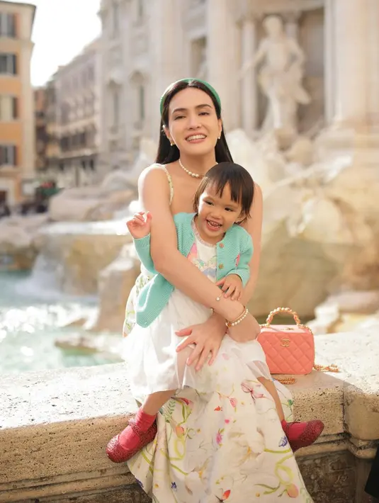 Lipstik nude selalu jadi andalan Shandy Aulia untuk tampil cantik natural [@shandyaulia]