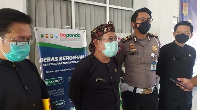 Kepala Pusat Pengelolaan Pendapatan Daerah Wilayah (P3DW) Garut Dadan Supyan memberikan penjelasannya kepada media mengenai program Triple Untung di kantornya.