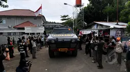 Kepulangan mobil militer dari Nusakambangan, Cilacap, JaDua terpidana mati penyelundup narkoba asal Australia dipindahkan ke Nusakambangan untuk menjalani eksekusi. (Liputan6.com/Johan Tallo)