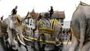 Pawang gajah menunggangi gajahnya untuk memberikan penghormatan untuk mendiang Raja Thailand Bhumibol Adulyadej di depan Royal Palace, Bangkok, Thailand (8/11). Gajah di Thailand digunakan untuk upacara dan ritual kerajaan. (Reuters/Jorge Silva)