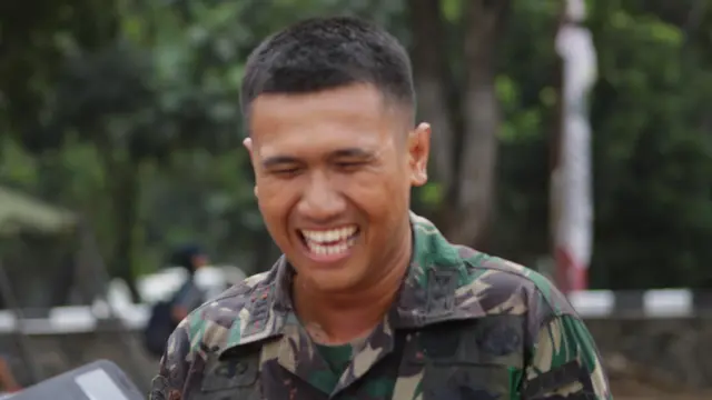 Di penghujung latihan gabungan pada Kamis (9/8/2018), pelatih Paskibraka 2018, Kapten Infanteri Teguh Widakdo merayakan ulang tahunnya yang ke-30 (Foto: M Fajri Erdyansyah)