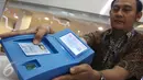 Petugas menunjukan alat pembaca kartu atau card reader e-KTP di Jakarta, Kamis (6/4). Dalam hal ini PT KSEI bekerja sama dengan Ditjen Dukcapil untuk mempermudah proses pembukaan rekening investor. (Liputan6.com/Angga Yuniar)