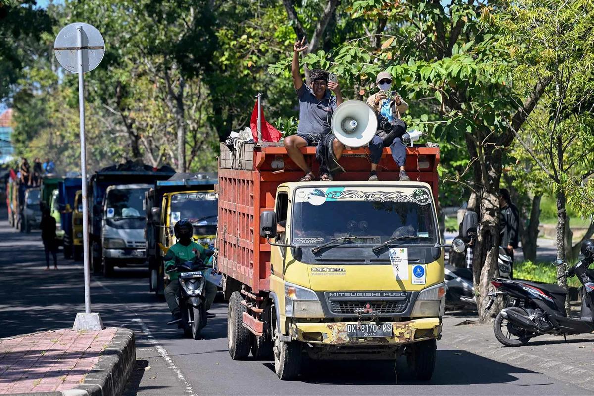 FOTO: Ratusan Truk Sampah Datangi Kantor Lingkungan Hidup Bali Nusra