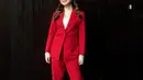 Untuk tampilan formal, bisa tiru gaya Tissa Biani yang mengenakan setelan jas merah dengan dalaman berwarna putih. [Instagram/tissabiani]