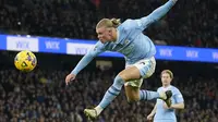 Striker Manchester City, Erling Haaland melepaskan tendangan ke gawang Chelsea pada laga pekan ke-25 Premier League 2023/2024 di Etihad Stadium, Manchester, Sabtu (17/2/2024). (AP Photo/Dave Thompson)