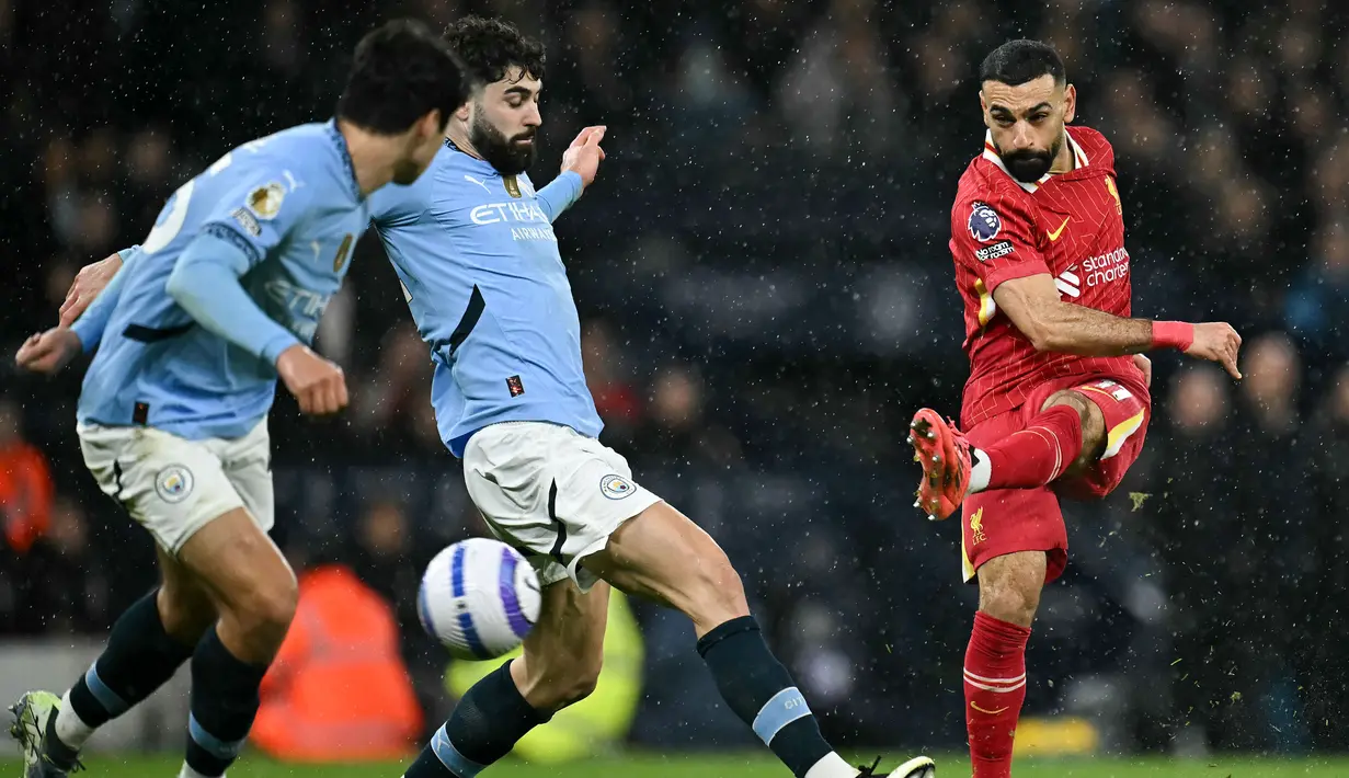 Winger asal Mesir itu tampil fantastis dengan kontribusi satu gol dan satu assist. (AFP/Paul Ellis)