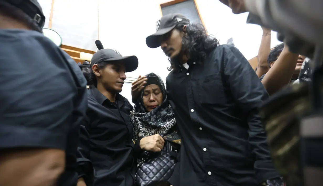 Ibu Vadel Badjideh, Titin, bahkan sempat pingsan saat majelis hakim membacakan putusan untuk putranya. Tak pelak, kedua kakak Vadel, Martin dan Bintang, dengan sigap menangani. (Kapanlagi.com/Budy Santoso)
