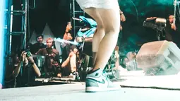 Wika Salim berjoget centil sambil bernyanyi manja. Wika tampil dengan sepatu sneakers saat berada di atas panggung di makassar. (Instagram/wikasalim)
