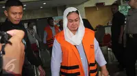 Bupati Klaten nonaktif, Sri Hartini diperiksa sebagai saksi dengan tersangka Suramlan untuk kasus dugaan suap terkait promosi dan mutasi jabatan di lingkungan Kabupaten Klaten, Jakarta, Rabu (11/1). (Liputan6.com/Helmi Afandi)