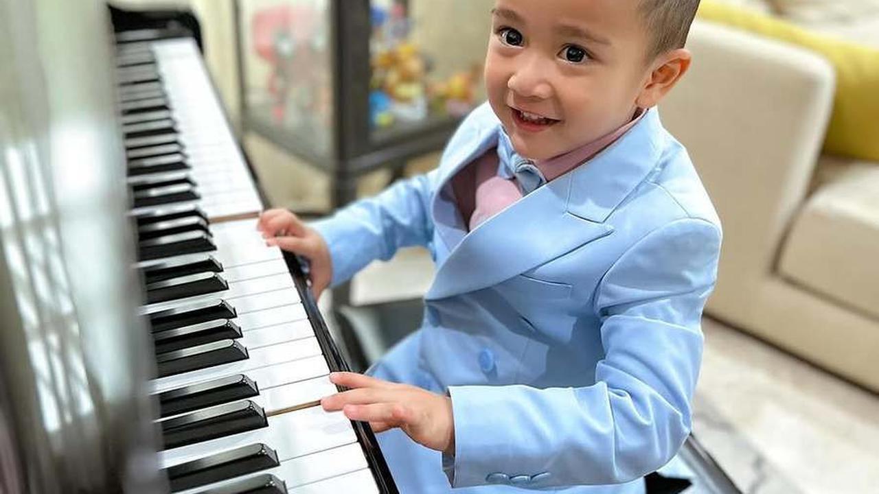 7 Potret Gaya Imut Rayyanza Main Piano Pake Jas Biru, Netizen: Ada Aja Gebrakannya Raffi Kemasan Sachet